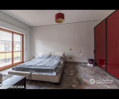 Via P. Castelli, quadrivani e posto auto - 27