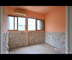 Zafferia, luminoso trivani con posto auto e cantin