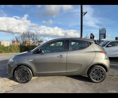 Lancia Ypsilon 1.0 FireFly 5 porte Hybrid Silver P - 8