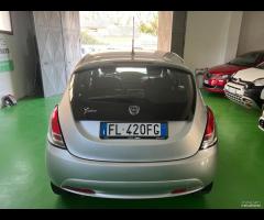 Lancia Ypsilon 1.2 69 CV 5 porte Silver - 3