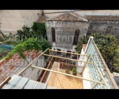 Casa singola con 2 terrazze e cortile a Riposto