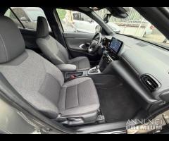 Toyota Yaris Cross 1.5 Hybrid 5p. E-CVT AWD-i Loun - 18