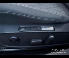 Volkswagen Golf 2.0 TDI 150 CV DSG R-Line - 19