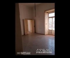 P.za Giordano angolo via Matteotti,palazzo storico - 11