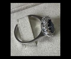 ANELLO ORO BIANCO 18kt. DIAMANTI E ZAFFIRO BLU