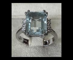 ANELLO ORO 18kt. DIAMANTI ED ACQUAMARINA NATURALE