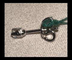 ORECCHINI SINGOLO IN ORO BIANCO 18kt. CON DIAMANTE