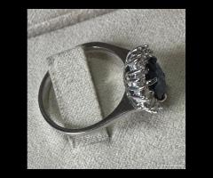 ANELLO ORO 18kt. CON DIAMANTI E ZAFFIRO BLU OVALE