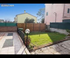 Villa di recente costruzione con corte esclusiva e