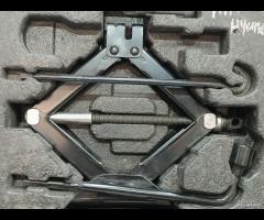 KIT EMERGENZA ATTREZZI SOLLEVATORE RUOTA KIA CEED