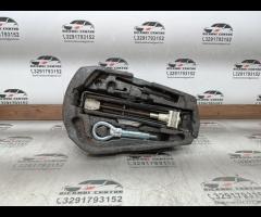 KIT EMERGENZA ATTREZZI SOLLEVATORE RUOTA VOLKSWAGE