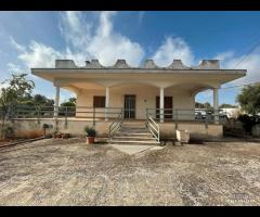 Villa con garage e trulletto