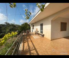 Villa con garage e trulletto