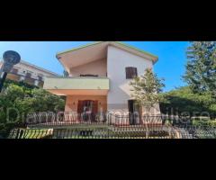 Villa con 800mq di giardino a Giarre