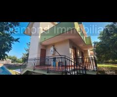 Villa con 800mq di giardino a Giarre