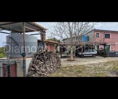 Fabbricato rurale con terreno a Catania