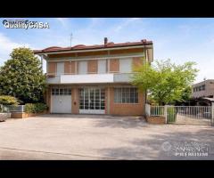 Capannone con corte a jesi