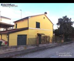 Casa singola con giardino a montemarciano