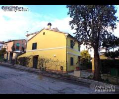 Casa singola con giardino a montemarciano