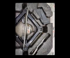 KIT EMERGENZA ATTREZZI SOLLEVATORE RUOTA JAGUAR XF - 12