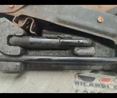 KIT EMERGENZA ATTREZZI SOLLEVATORE RUOTA TOYOTA AY - 8