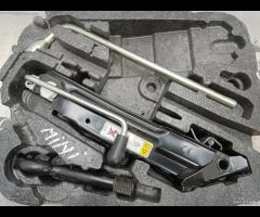 KIT EMERGENZA ATTREZZI SOLLEVATORE RUOTA MINI R56 - 11