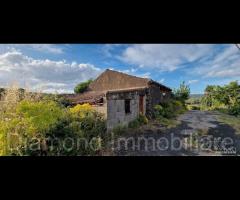 Rustico con uliveto e vigneto a Piedimonte Etneo