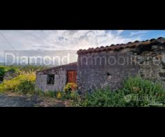 Rustico con uliveto e vigneto a Piedimonte Etneo