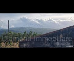 Rustico con uliveto e vigneto a Piedimonte Etneo