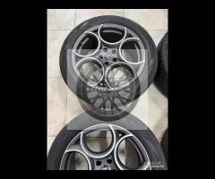Cerchi Alfa Romeo Stelvio e pneumatici Pirelli M+S
