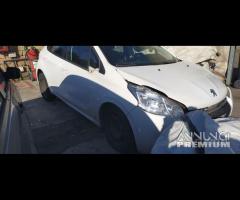Ricambi Peugeot 208 1.4 D del 2013 motore 8H01